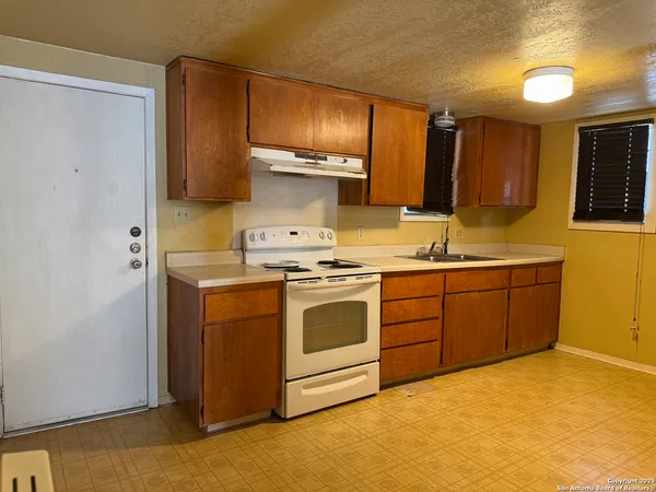 $750 | 113 North Claudia Street, Uvalde, TX 78801
