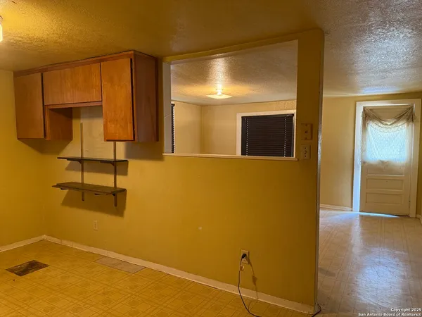 $750 | 113 North Claudia Street, Uvalde, TX 78801