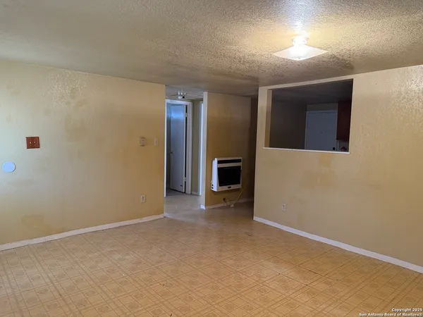 $750 | 113 North Claudia Street, Uvalde, TX 78801