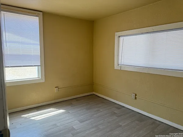 $750 | 113 North Claudia Street, Uvalde, TX 78801