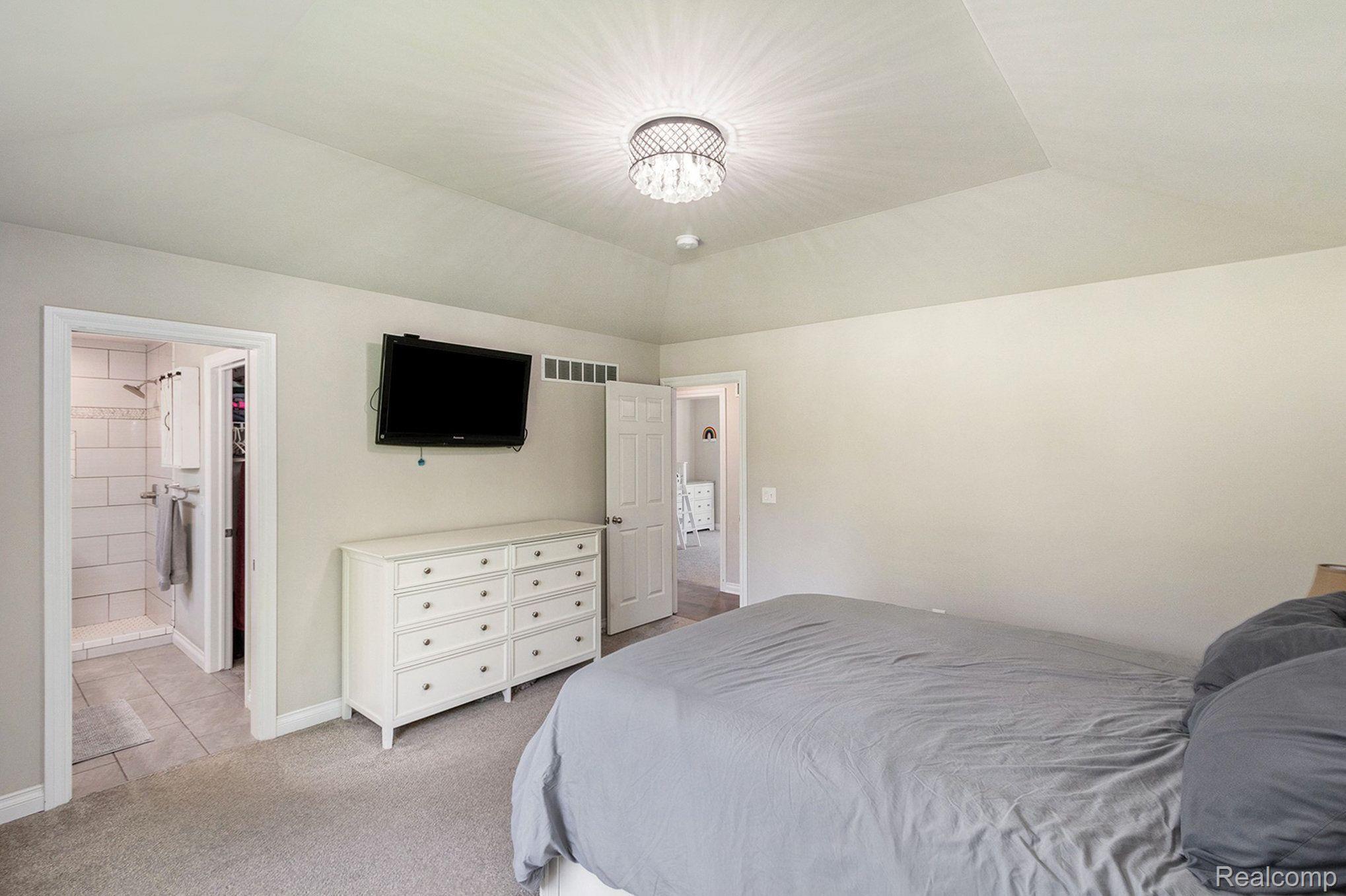 2540 Bull Run Road Oxford, MI 48371 - Photo 14 of 36 PRIMARY SUITE & PRIMARY BATHROOM & WIC