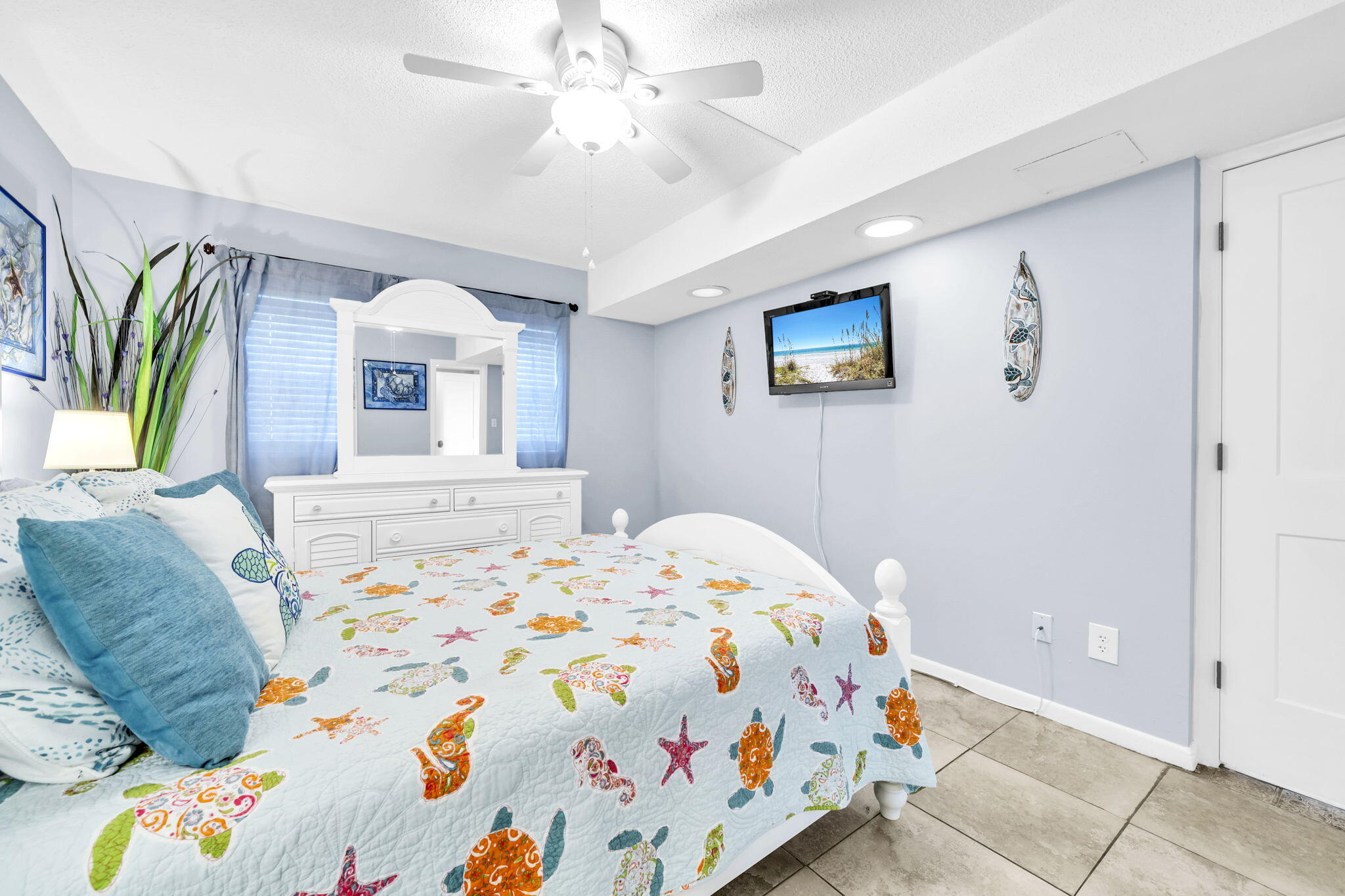 909 Santa Rosa Boulevard, Unit 515 Fort Walton Beach, FL 32548 - Photo 20 of 49 a bedroom with a bed and a chandelier
