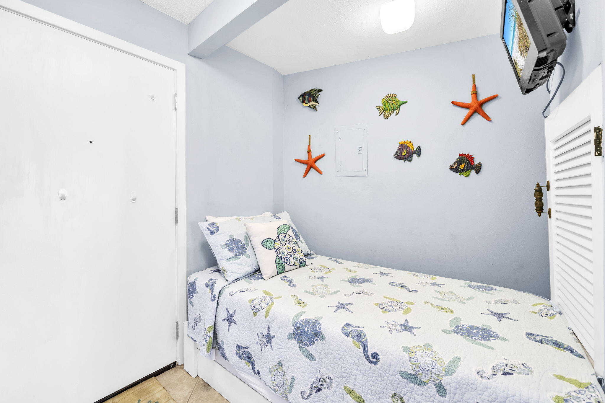 909 Santa Rosa Boulevard, Unit 515 Fort Walton Beach, FL 32548 - Photo 2 of 49 a bedroom with a bed and a window