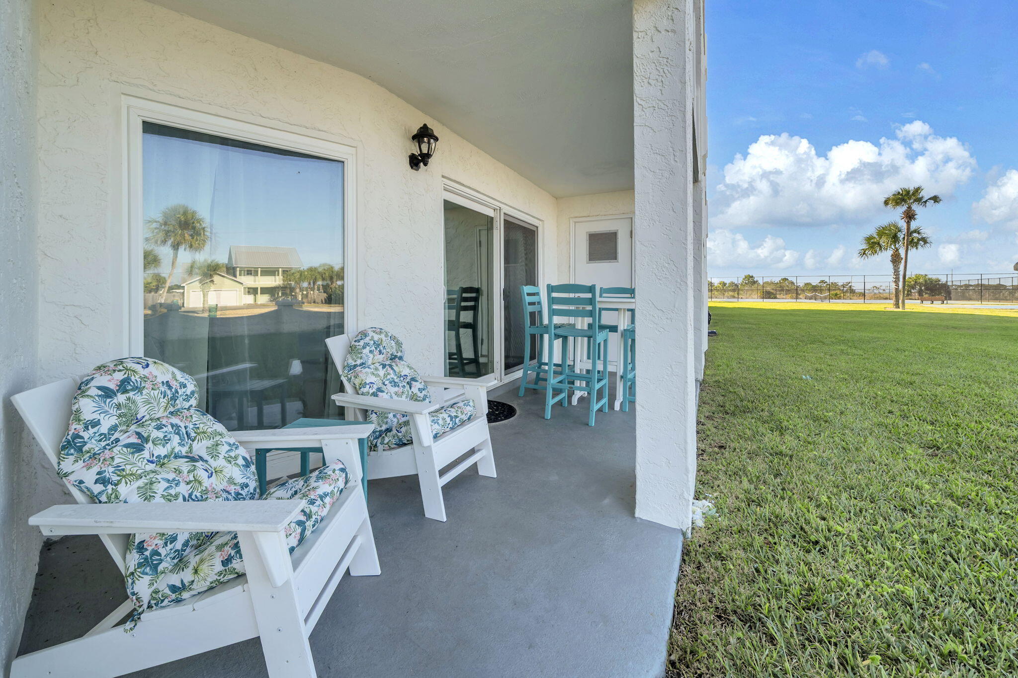 909 Santa Rosa Boulevard, Unit 515 Fort Walton Beach, FL 32548 - Photo 27 of 49 a living room filled with furniture