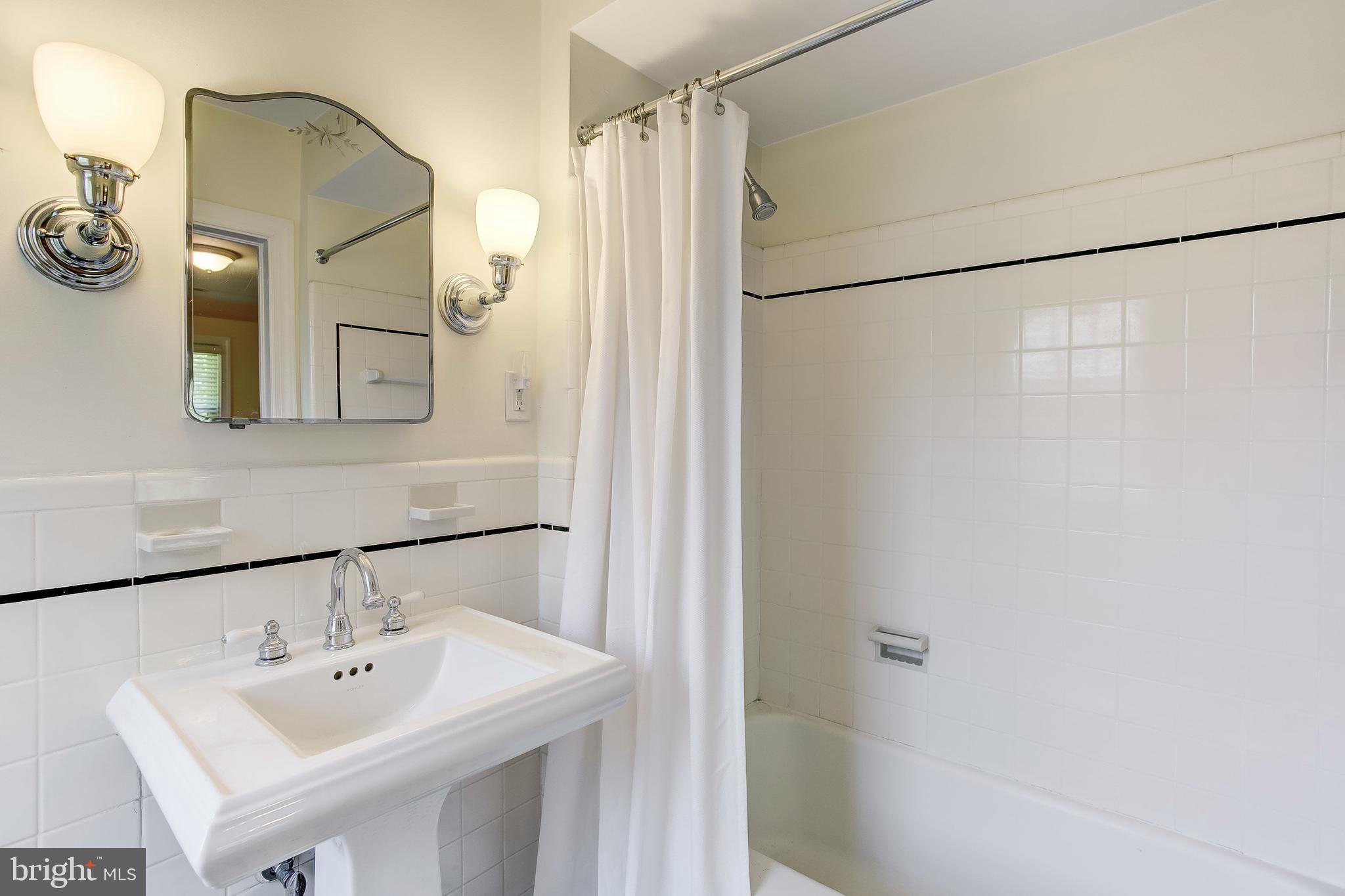109 Enfield Road Baltimore, MD 21212 - Photo 29 of 39 Bath
