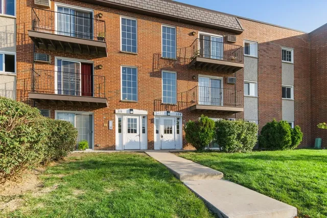 $1,650 | 109 West Elk Trail, Unit 208, Carol Stream, IL 60188