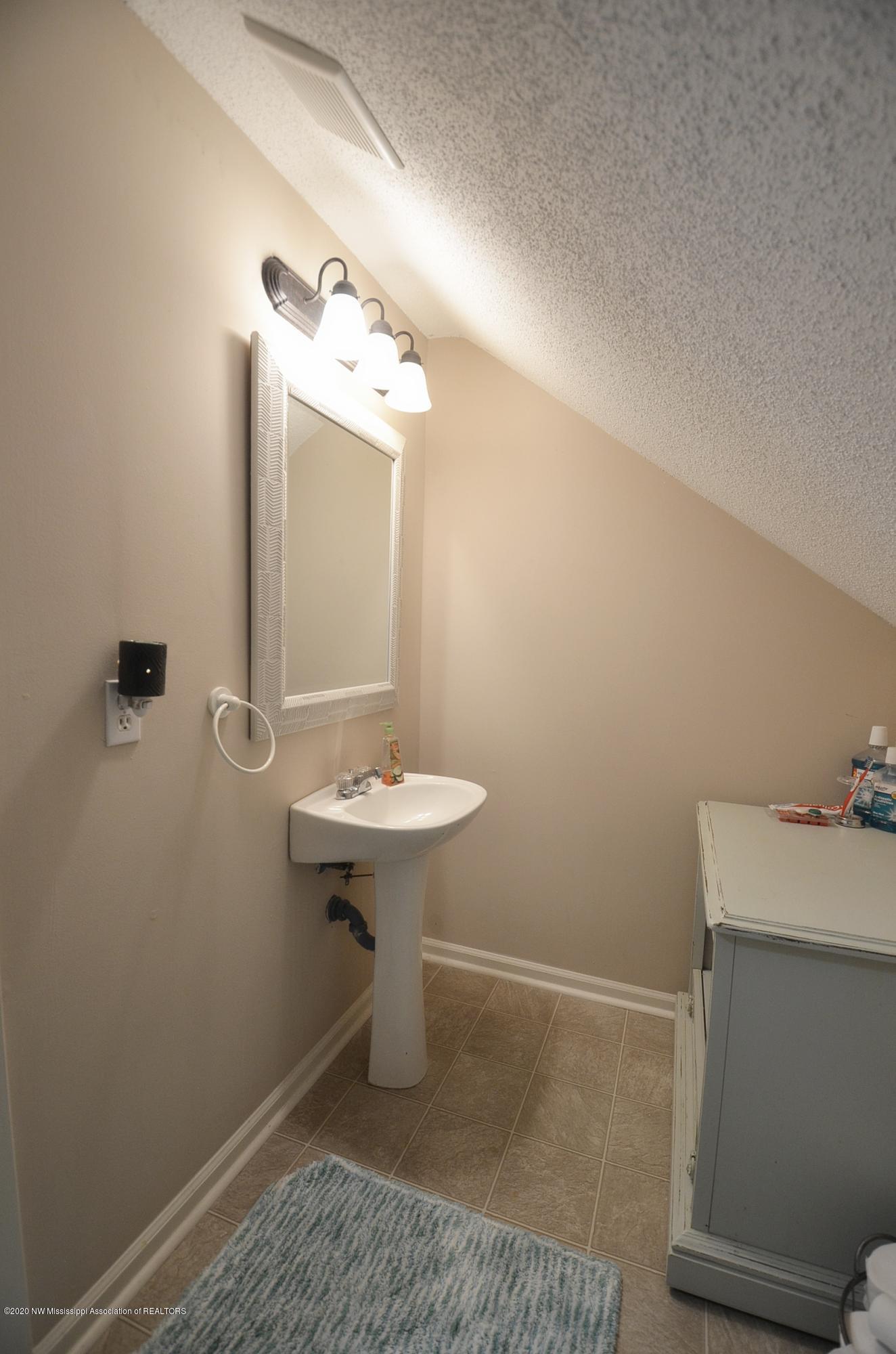 725 Walker Road Coldwater, MS 38618 - Photo 26 of 36 Full bath upstairs1