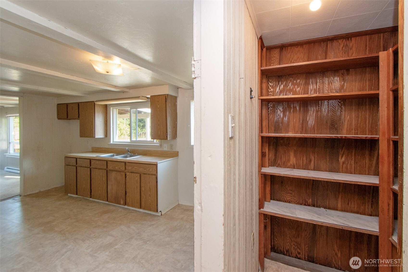 190 Pierson Road Sequim, WA 98382 - Photo 14 of 40 a view of cabinets and window