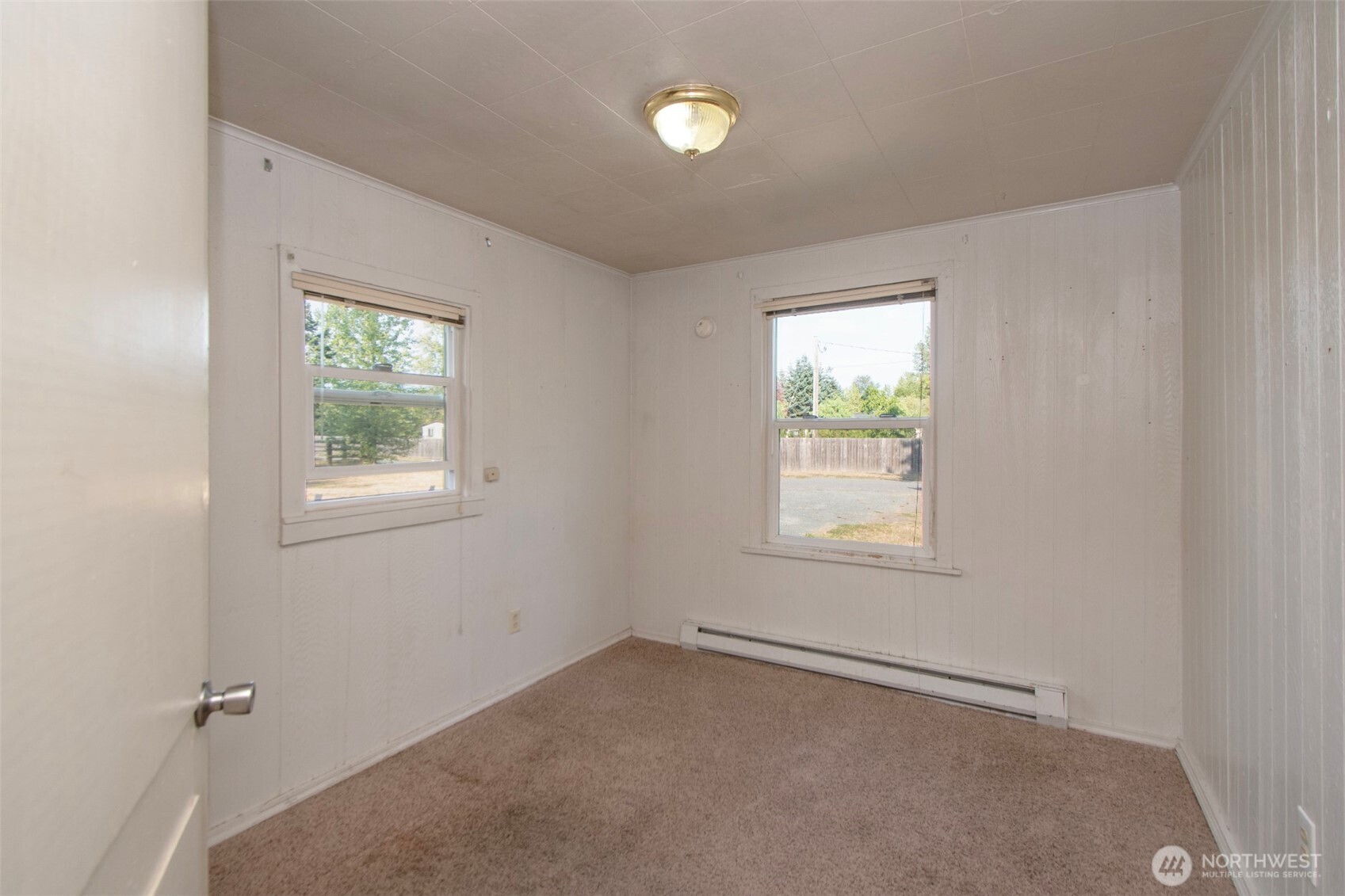 190 Pierson Road Sequim, WA 98382 - Photo 16 of 40 an empty room with a window