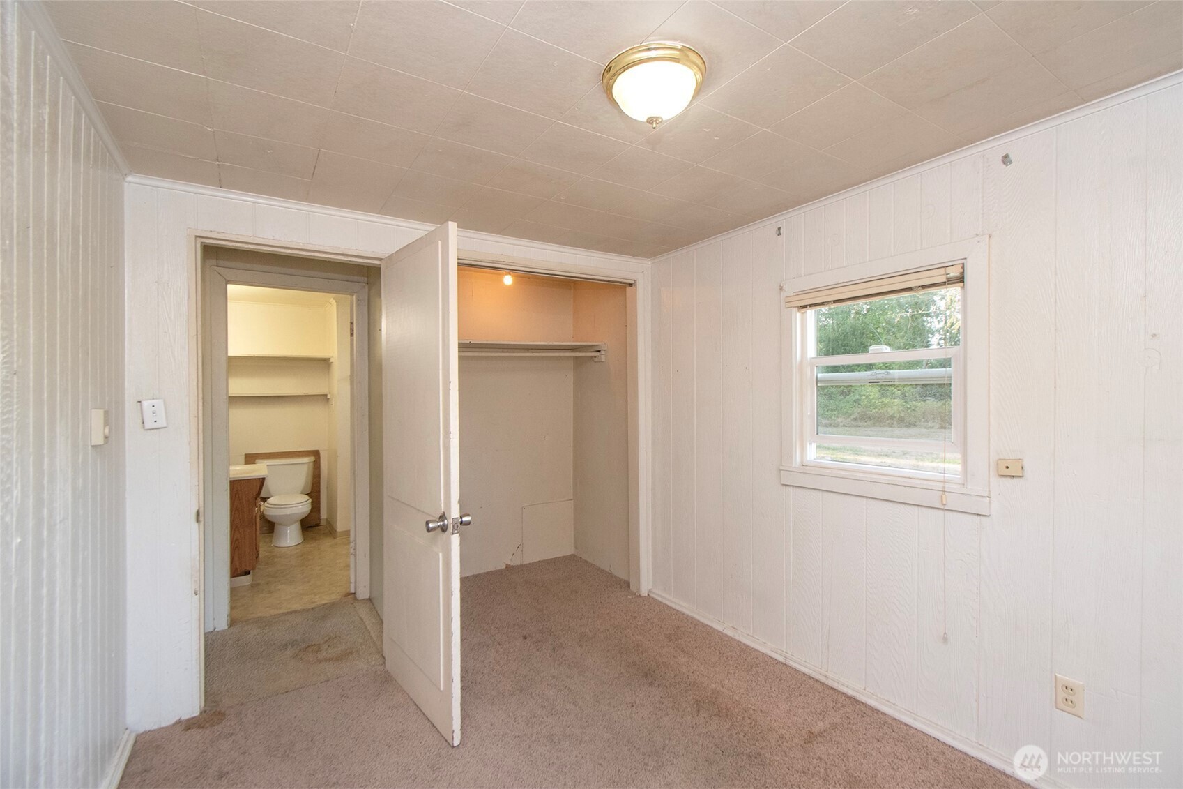 190 Pierson Road Sequim, WA 98382 - Photo 17 of 40 an empty room with windows and closet
