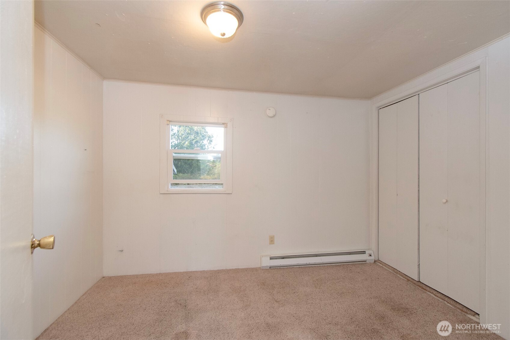 190 Pierson Road Sequim, WA 98382 - Photo 20 of 40 an empty room with windows