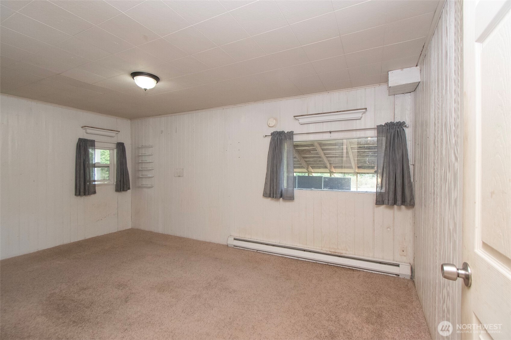 190 Pierson Road Sequim, WA 98382 - Photo 21 of 40 an empty room with windows