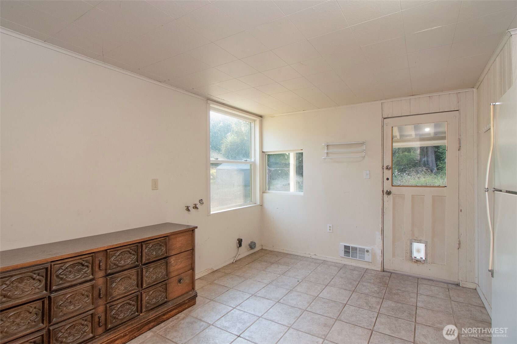 190 Pierson Road Sequim, WA 98382 - Photo 24 of 40 a view of an empty room with window