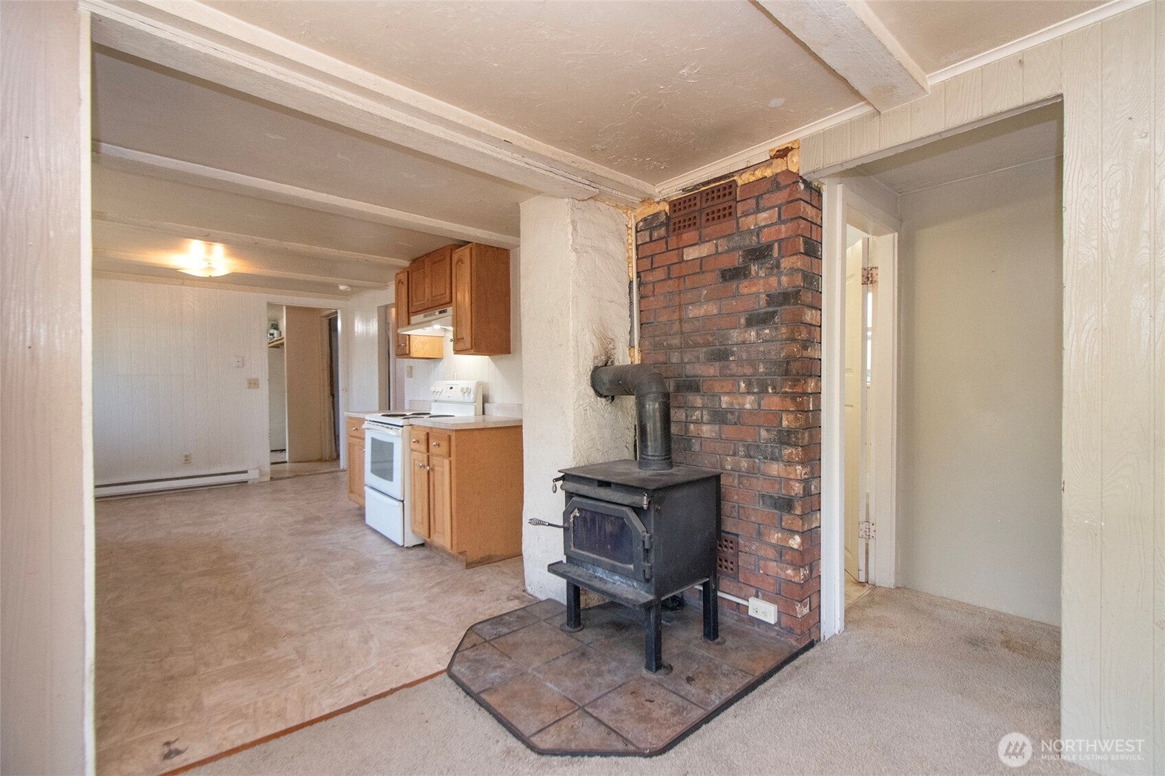 190 Pierson Road Sequim, WA 98382 - Photo 10 of 40 a workspace with furniture and a window
