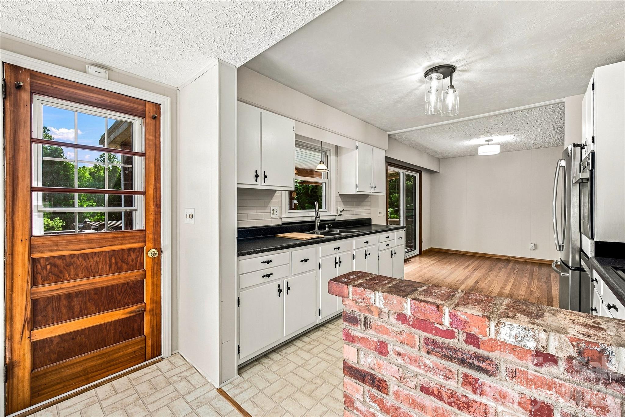 708 Loop Road Hendersonville, NC 28792 - Photo 3 of 32 Gallery Image 3