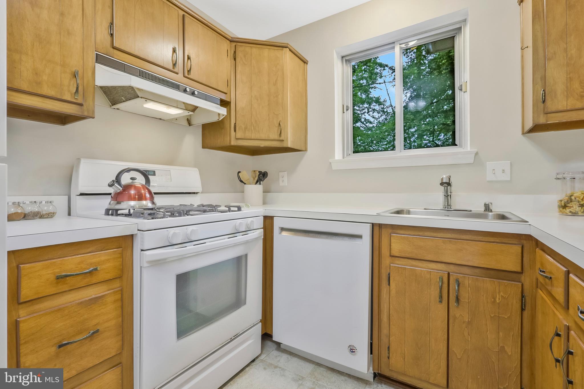 8723 Victoria Road Springfield, VA 22151 - Photo 10 of 38
