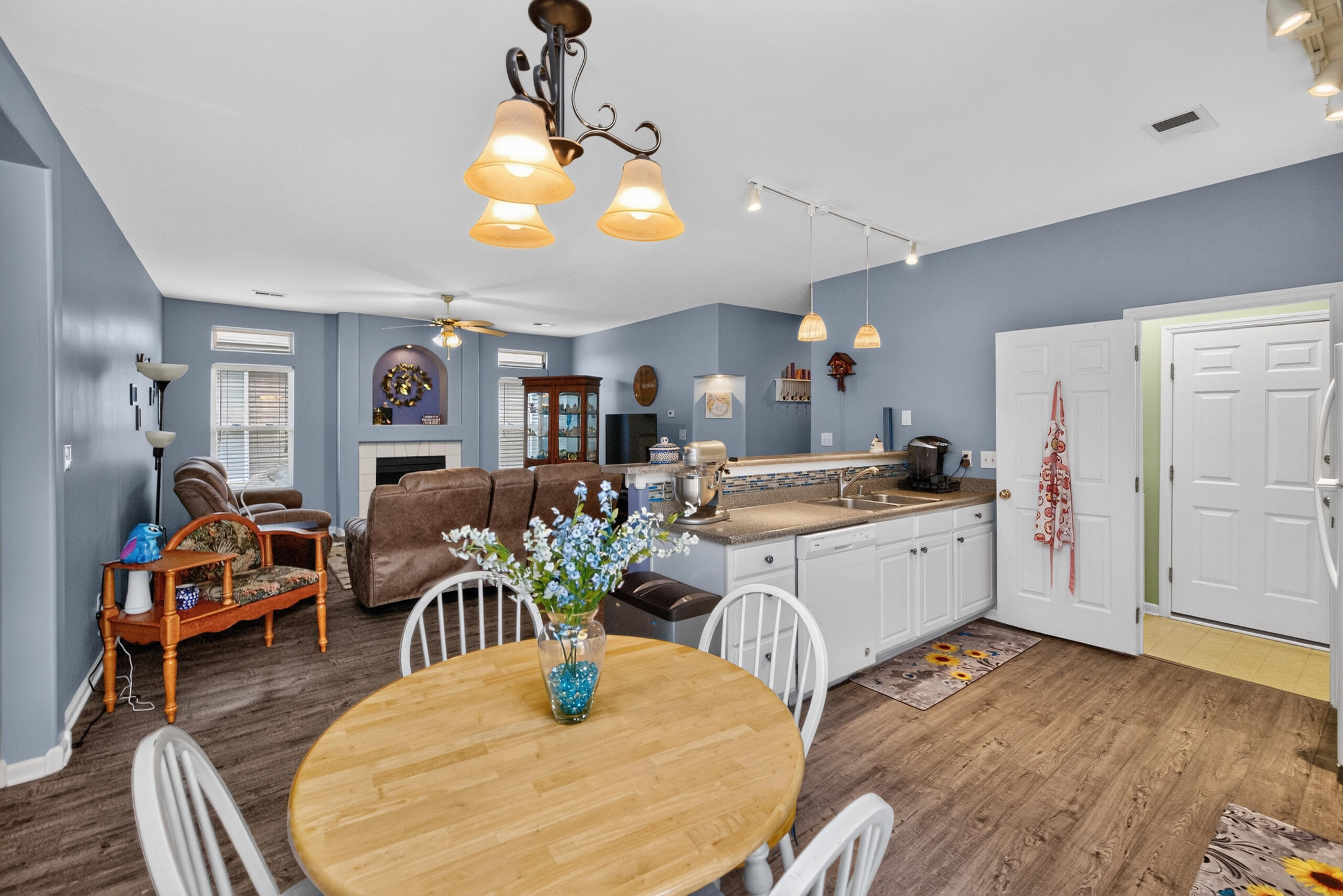 2665 Crystal Falls Road Lexington, KY 40509 - Photo 7 of 18 Dining/Kitchen/Living