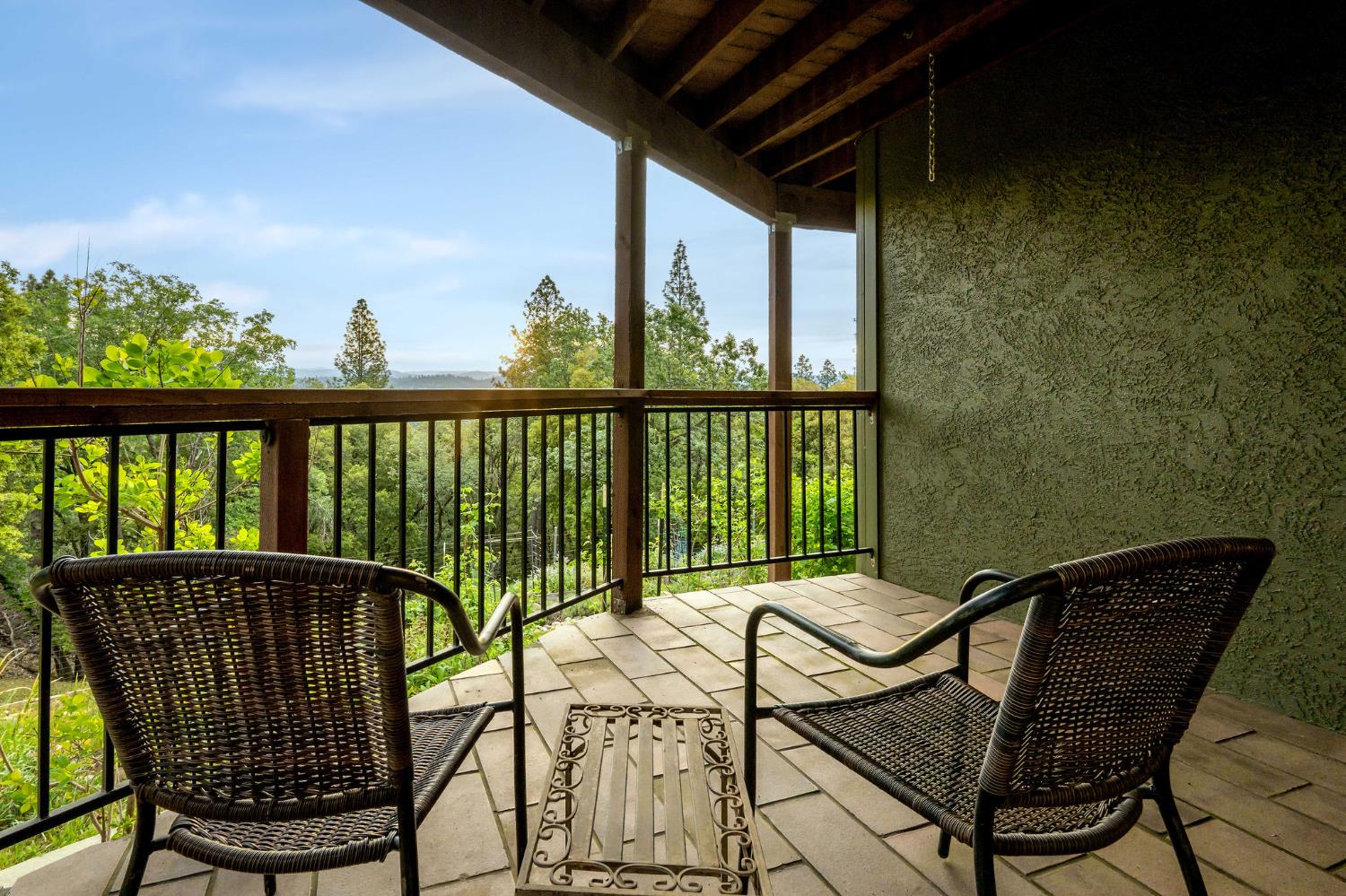 16105 John Way Grass Valley, CA 95949 - Photo 46 of 71 a view of a chairs and table in patio