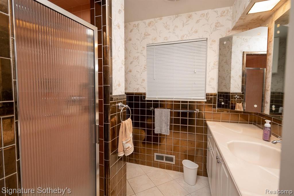 577 Thorntree Road Grosse Pointe Woods, MI 48236 - Photo 21 of 40