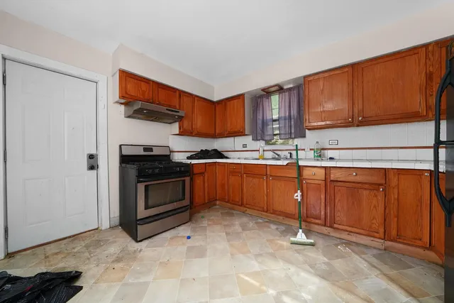 $105,000 | 15218 Turlington Avenue, Harvey, IL 60426