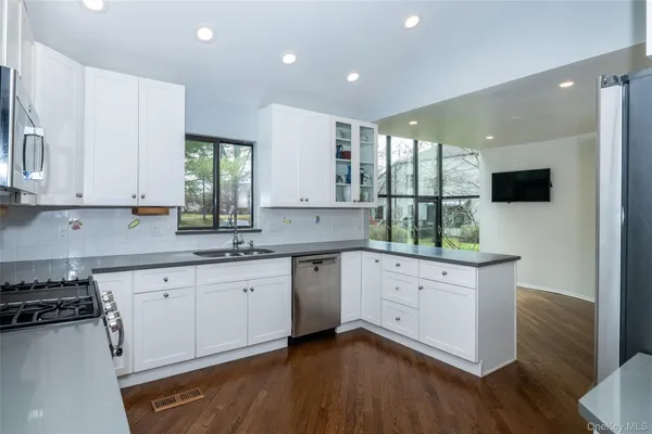 $1,395,000 | 7 Brookridge Road, New Rochelle, NY 10804