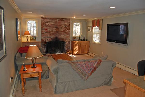 20 Hickory Hill Road Manchester, MA 01944 - Photo 6 of 11 Gallery Image 6