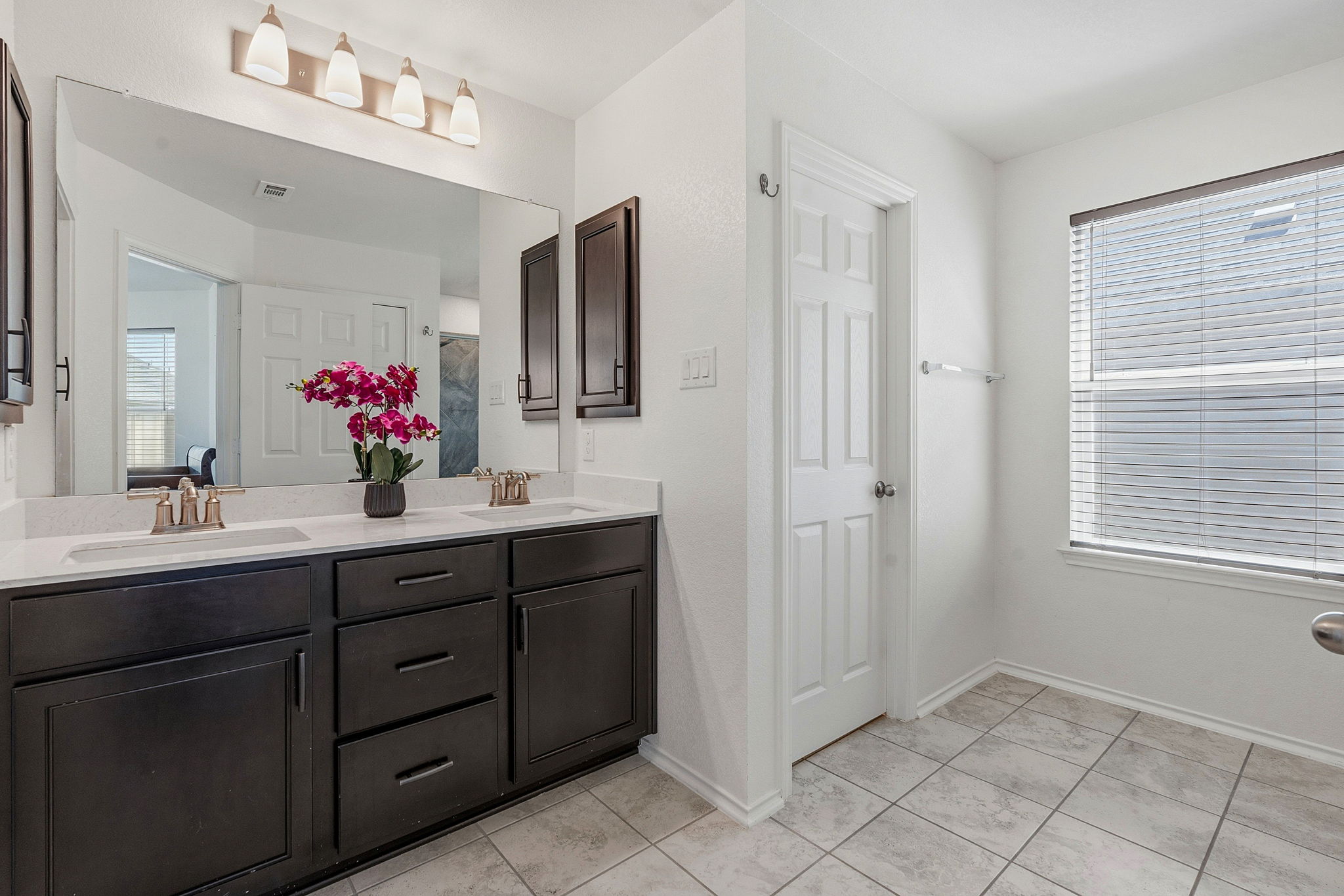 13928 Inaugural Street Manor, TX 78653 - Photo 25 of 34 Separate toilet room.