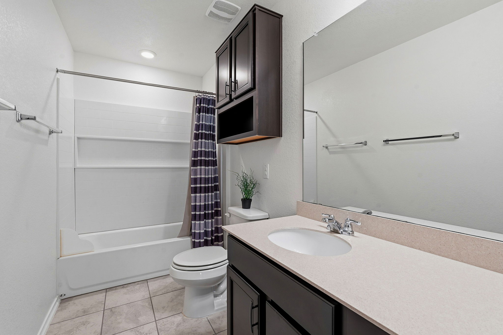 13928 Inaugural Street Manor, TX 78653 - Photo 30 of 34 Upstairs bathroom by the secondary bedrooms and loft area.
