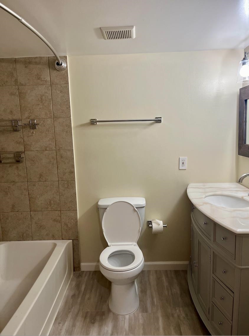 1255 Ponce Island Drive, Unit G787 St. Augustine, FL 32095 - Photo 10 of 14 a bathroom with a sink a toilet and bathtub