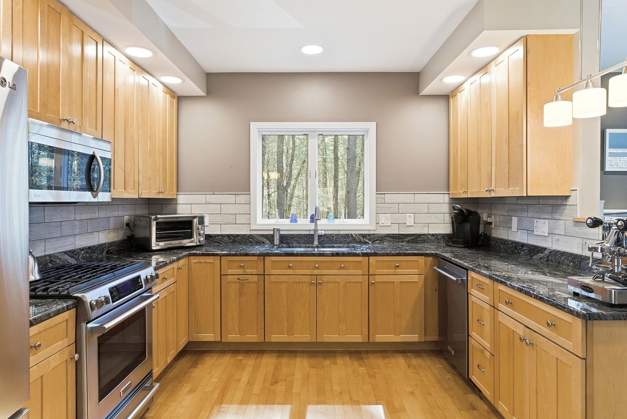 541 Bedford Road New Boston, NH 03070 - Photo 8 of 42 Gallery Image 8