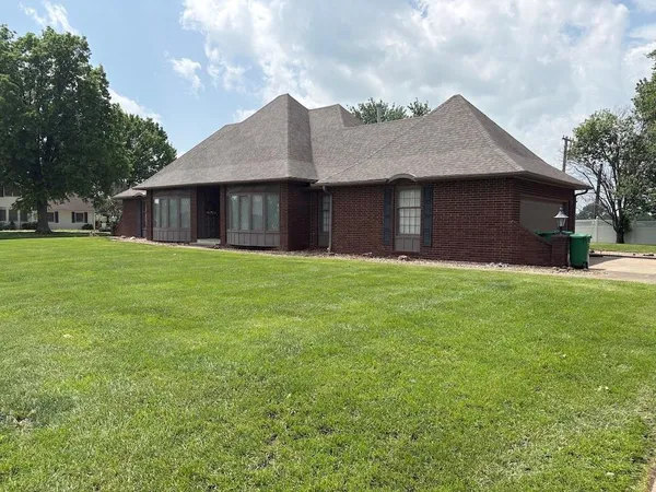 $359,900 | 914 South Country Club Drive, Butler, MO 64730