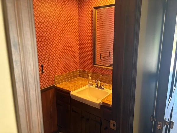 $359,900 | 914 South Country Club Drive, Butler, MO 64730