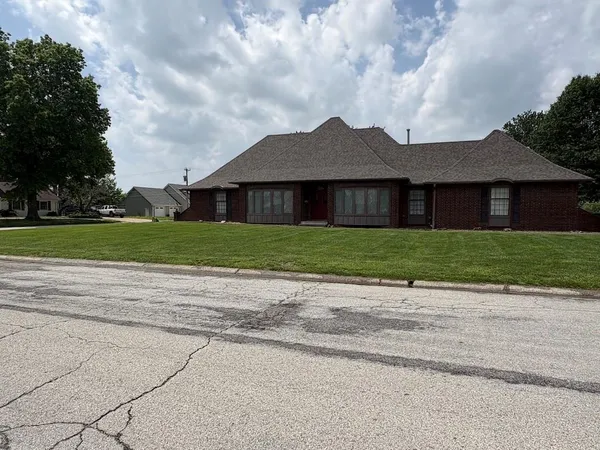 $359,900 | 914 South Country Club Drive, Butler, MO 64730