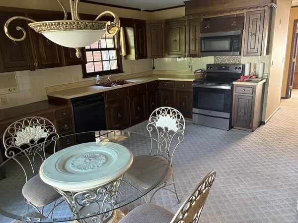 $359,900 | 914 South Country Club Drive, Butler, MO 64730