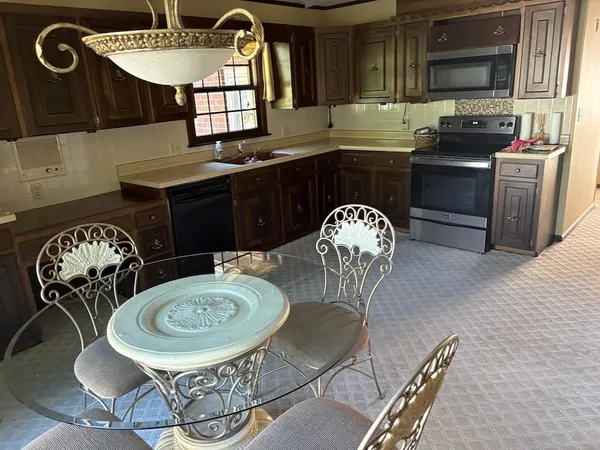 $359,900 | 914 South Country Club Drive, Butler, MO 64730