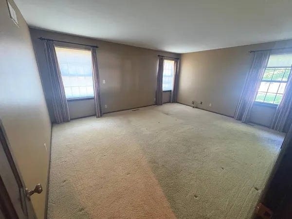 $359,900 | 914 South Country Club Drive, Butler, MO 64730