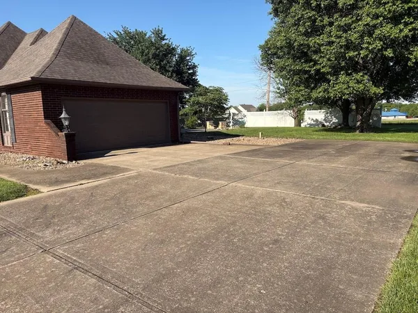 $359,900 | 914 South Country Club Drive, Butler, MO 64730