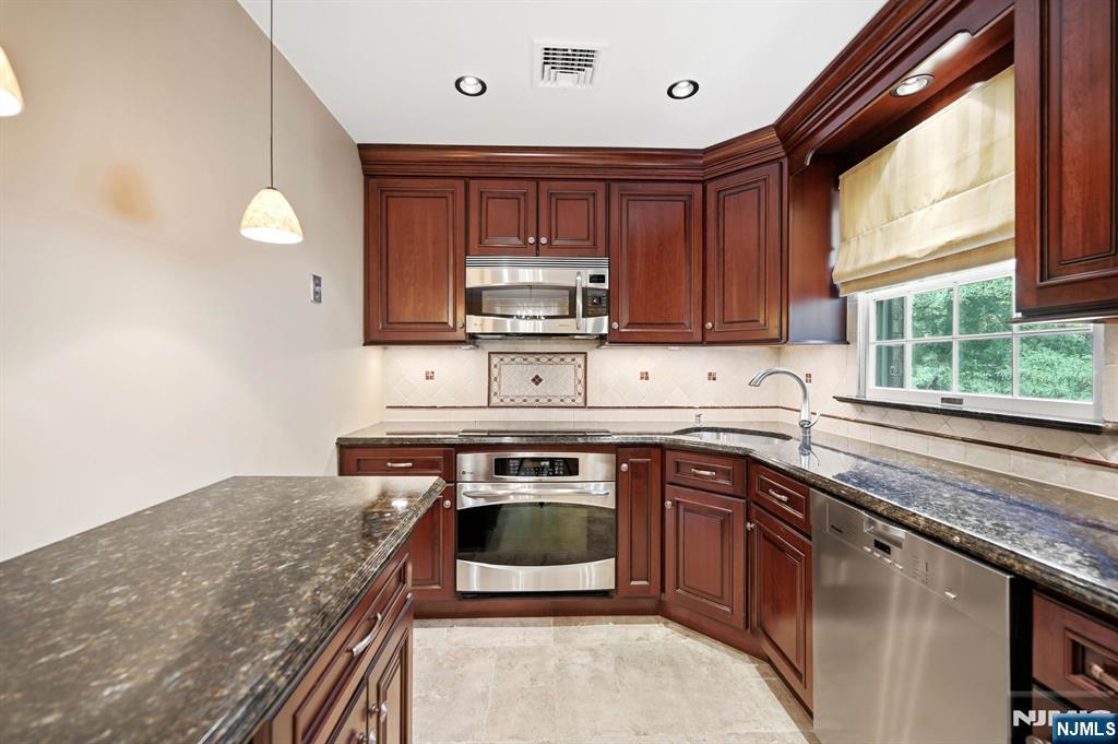 137A South Maple Avenue, Unit B Park Ridge, NJ 07656 - Photo 12 of 30