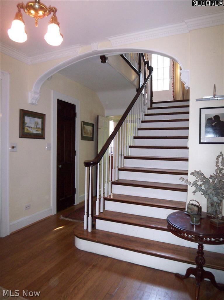 2746 Derbyshire Road Cleveland Heights, OH 44106 - Photo 2 of 24 FOYER ENTRY WITH ARCHED DETAIL