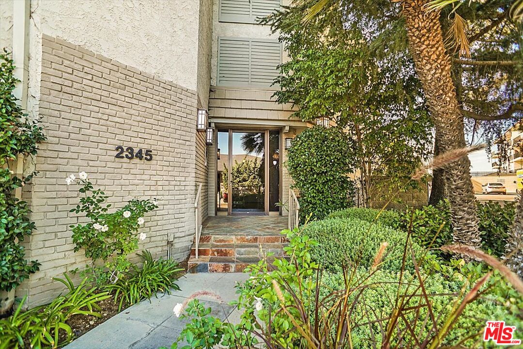 2345 Roscomare Road, Unit 405 Los Angeles, CA 90077 - Photo 3 of 17 Gallery Image 3