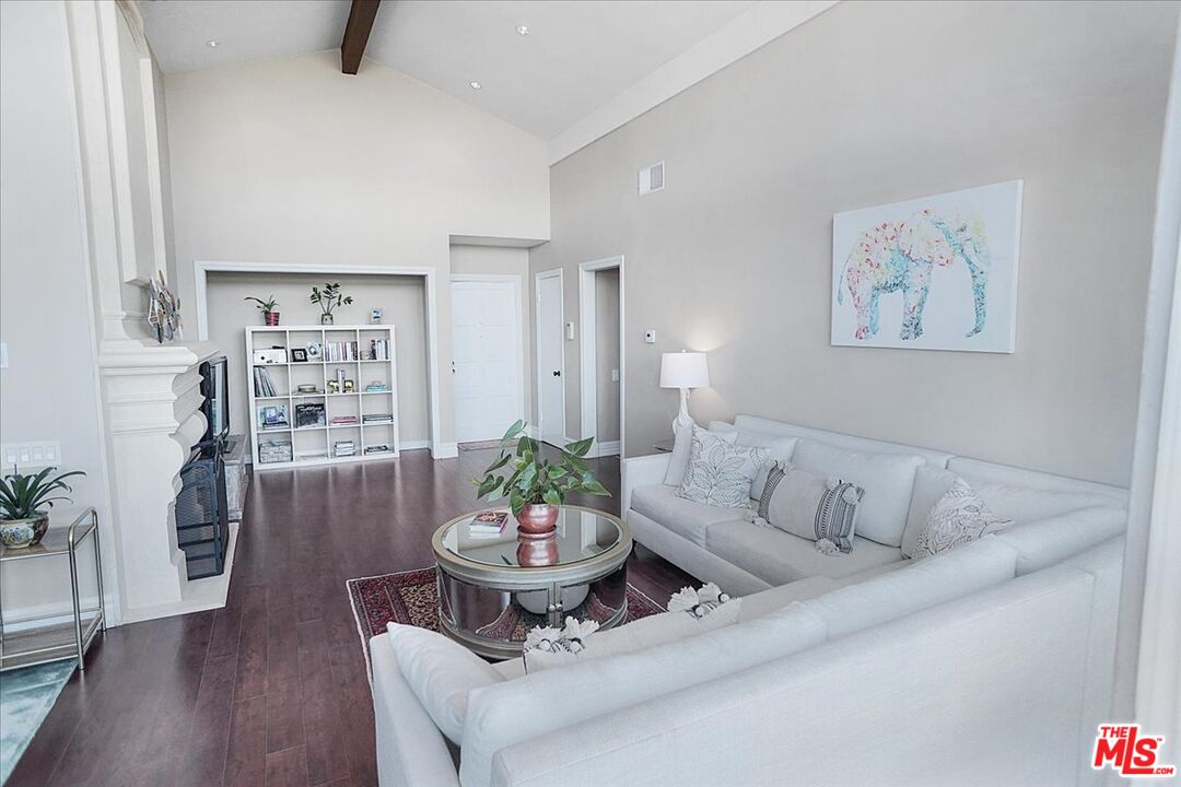 2345 Roscomare Road, Unit 405 Los Angeles, CA 90077 - Photo 6 of 17 Gallery Image 6