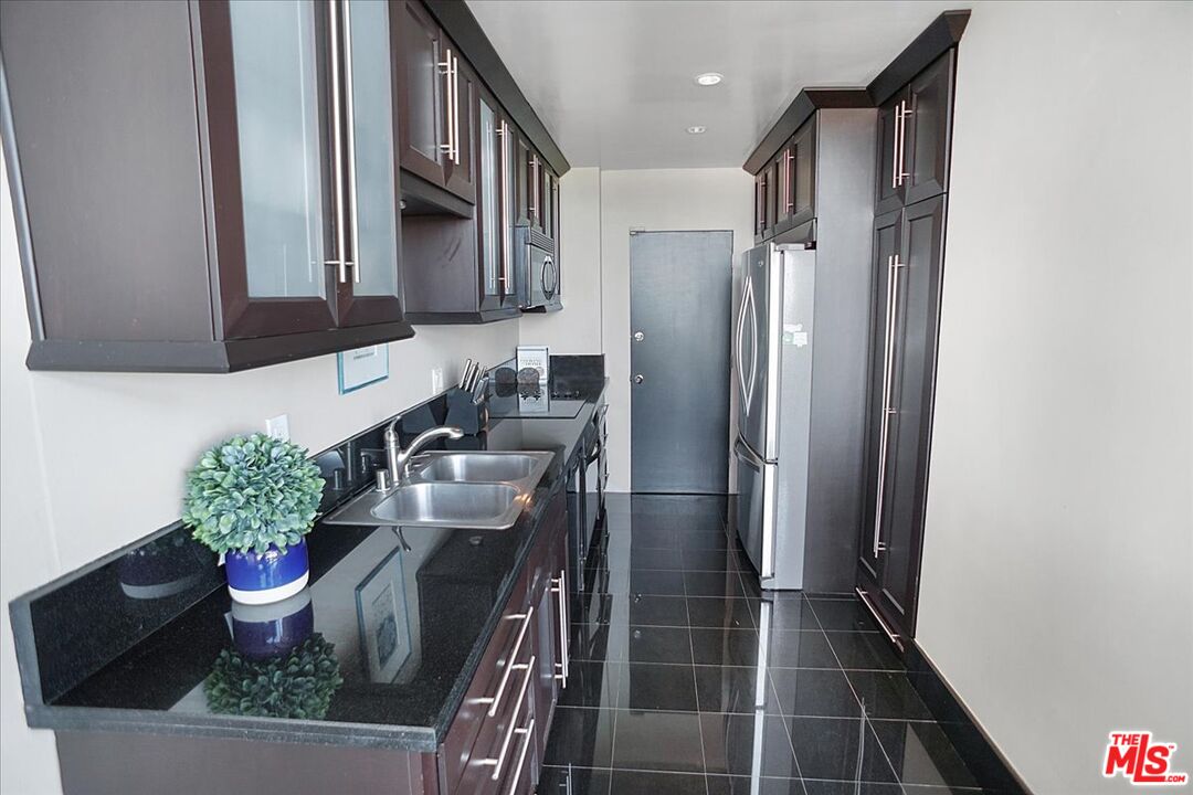 2345 Roscomare Road, Unit 405 Los Angeles, CA 90077 - Photo 8 of 17 Gallery Image 8