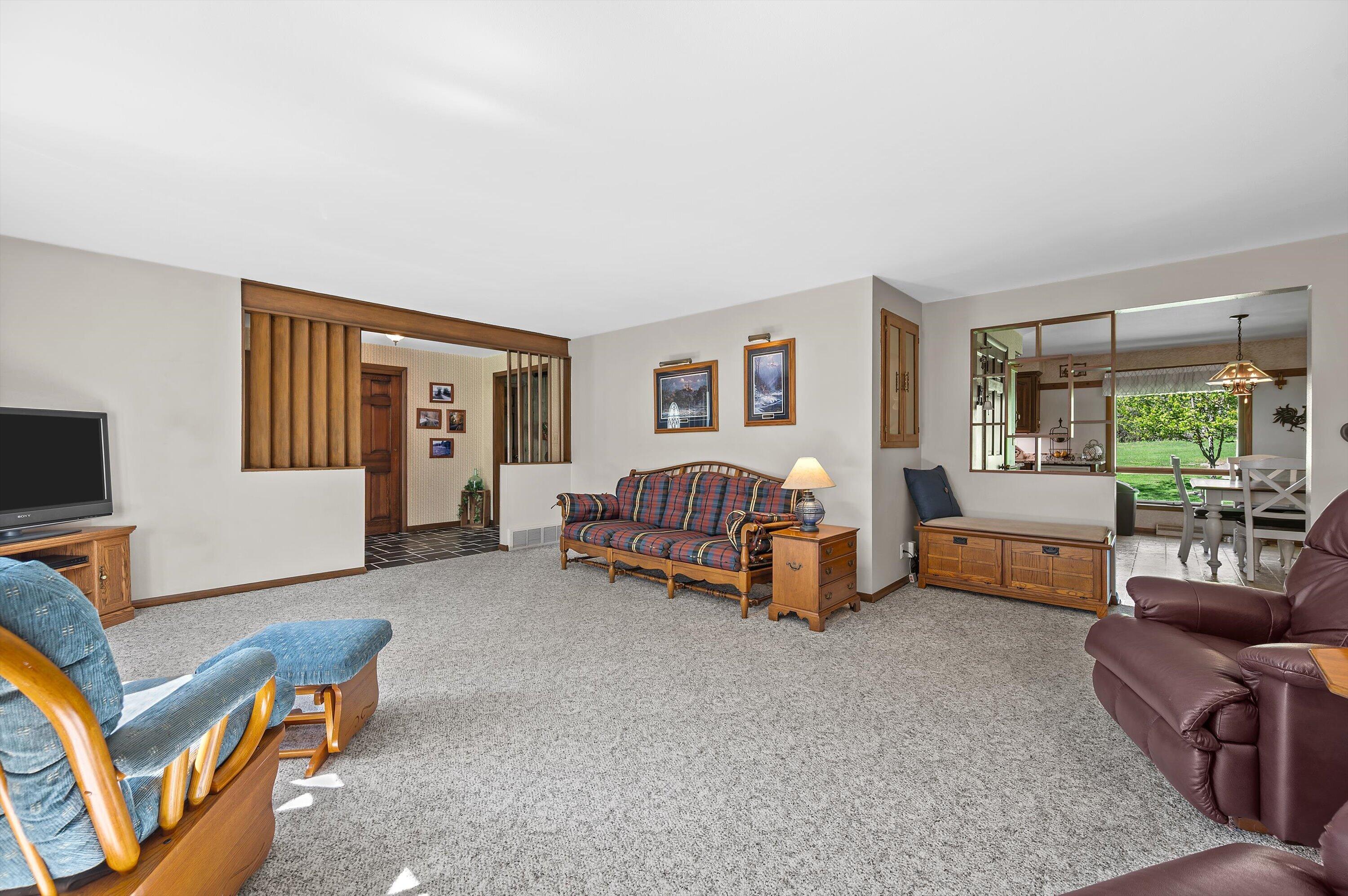 405 Plat Road Richfield, WI 53017 - Photo 6 of 42 Living Room (1)