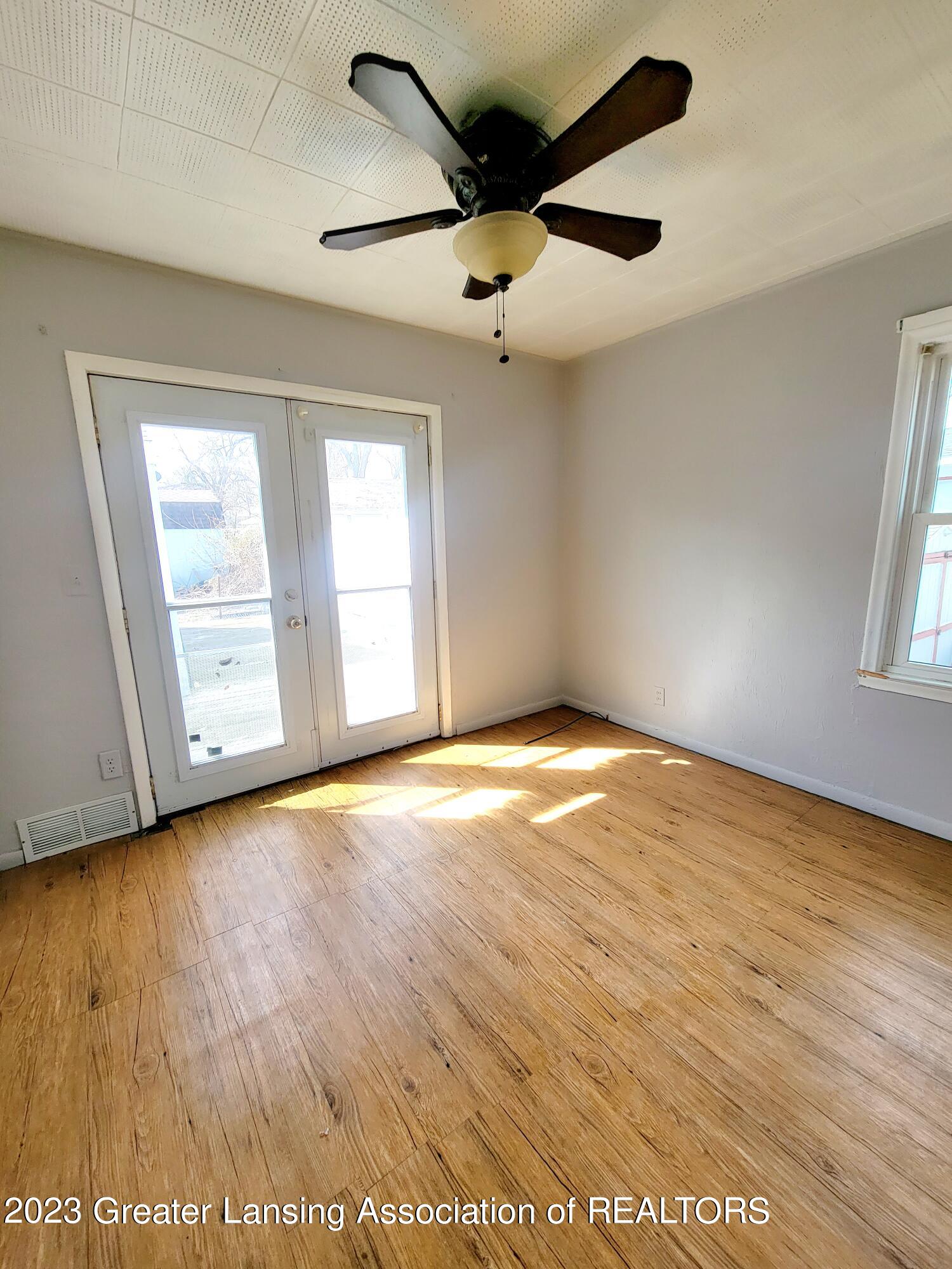 617 West Holmes Road Lansing, MI 48910 - Photo 15 of 40 20230406_113309