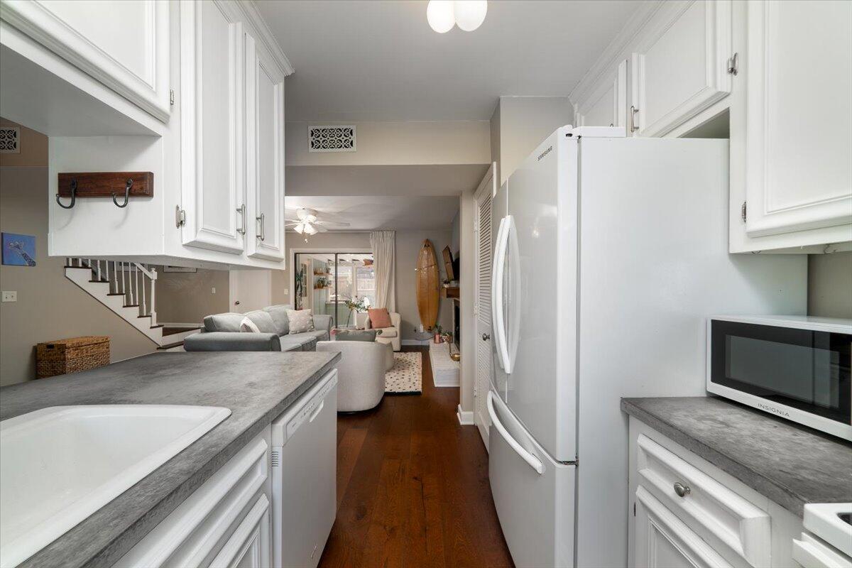 958 Fowler Court Mount Pleasant, SC 29464 - Photo 11 of 33 Kitchen