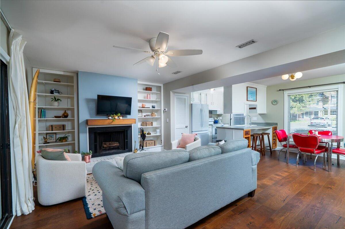 958 Fowler Court Mount Pleasant, SC 29464 - Photo 14 of 33 Family Room/Dining