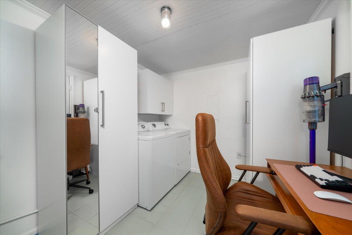 958 Fowler Court Mount Pleasant, SC 29464 - Photo 16 of 33 Laundry Room/Desk Area