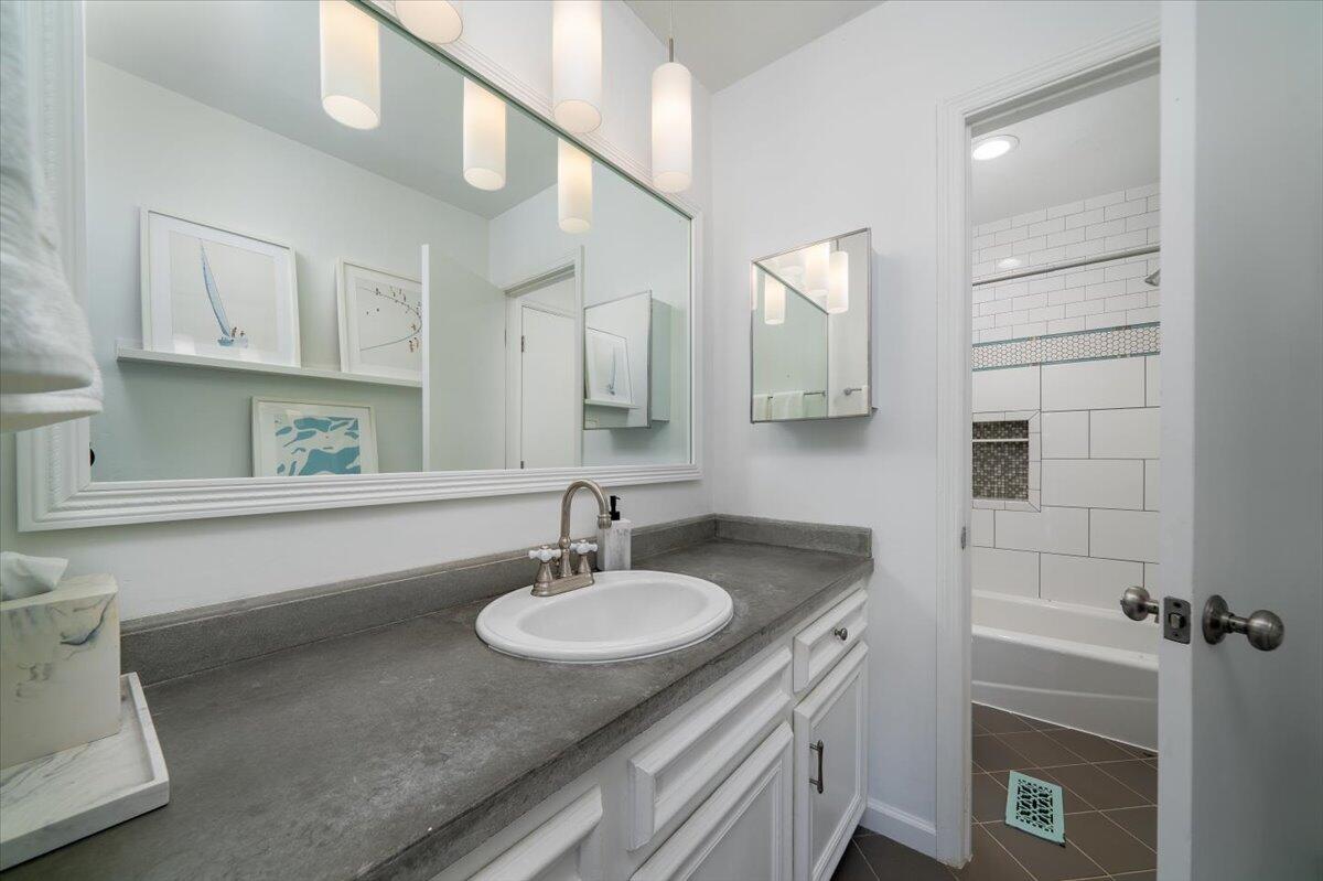 958 Fowler Court Mount Pleasant, SC 29464 - Photo 20 of 33 Full Bathroom