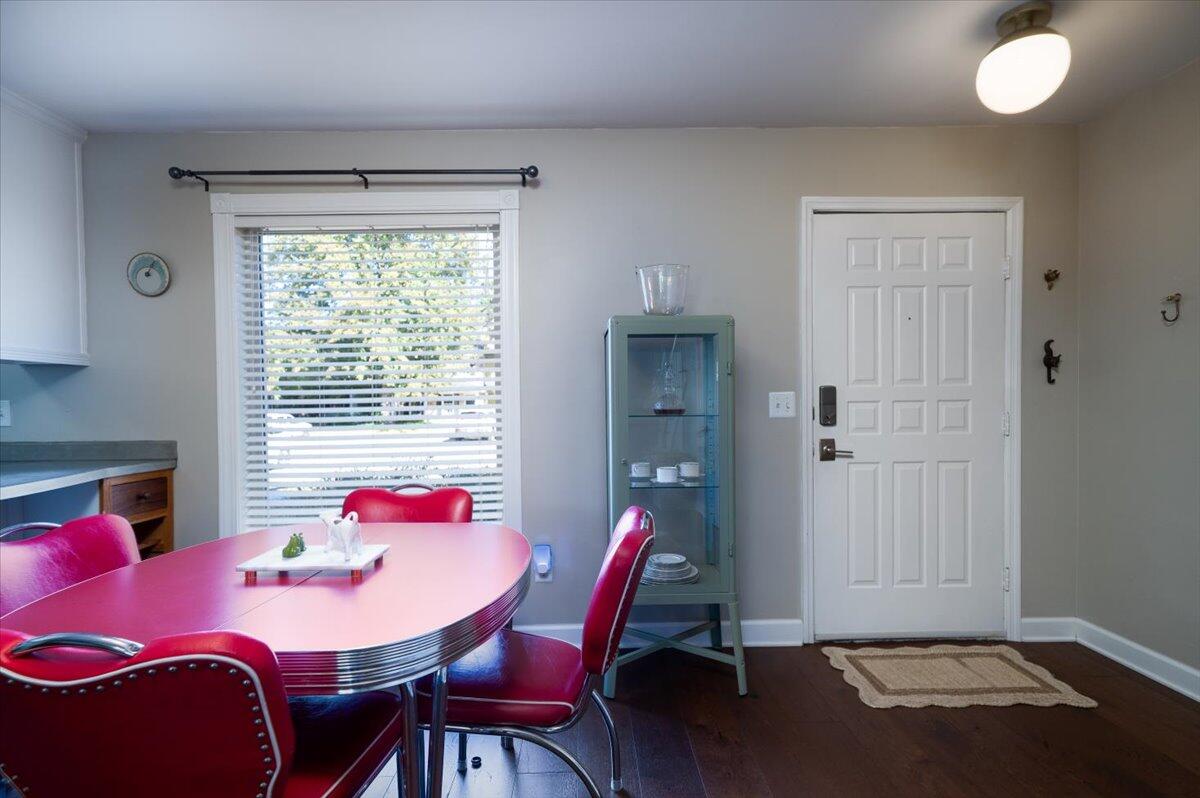 958 Fowler Court Mount Pleasant, SC 29464 - Photo 2 of 33 Entry/Dining