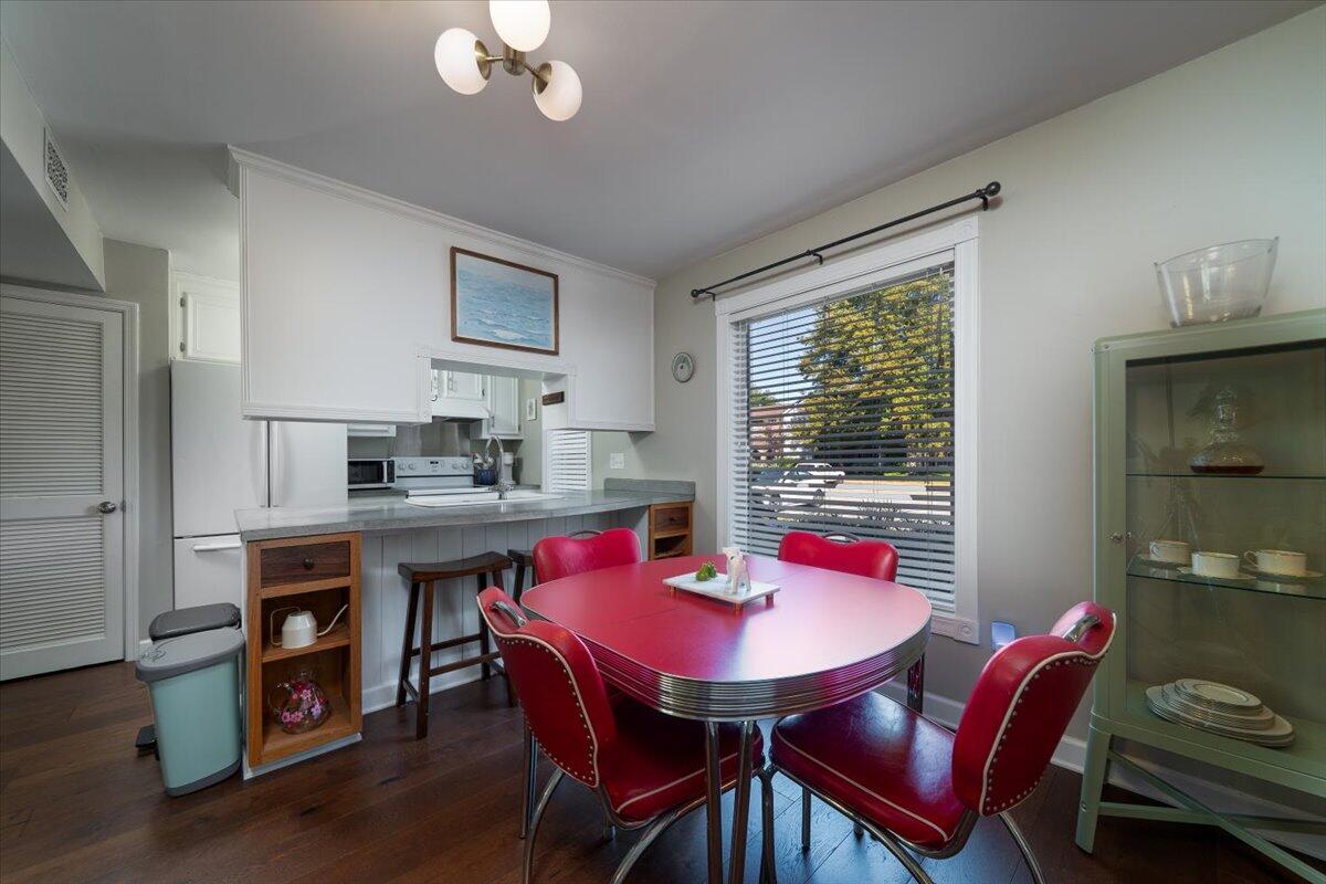 958 Fowler Court Mount Pleasant, SC 29464 - Photo 4 of 33 Dining/Kitchen